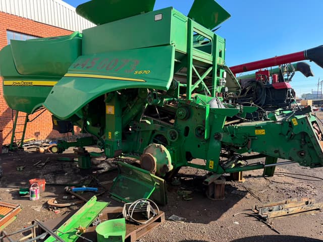 John Deere S670